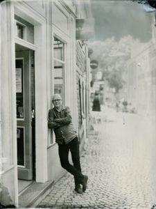 Thomas Schmitz vor der Buchhandlung in der Grafenstraße - Nasseplattenfotografie durch fuchsteufelbild